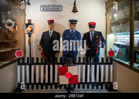 Eisenbahnmuseum, Modellkostüme, Schrauben und Verkehrszeichen, Poveda-Bahnhof, El Tren de Arganda-Zug oder Tren de la Poveda-Zug in Arganda del Rey, Stockfoto