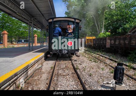 Bahnhof Poveda, Zug El Tren de Arganda oder Zug Tren de la Poveda in Arganda del Rey, Madrid, Spanien. Im Jahr 1990 hat eine Gruppe von Eisenbahnenthusiasten übernommen Stockfoto