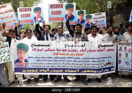 Hyderabad, Pakistan, 6. Juli 2023. Mitglieder von Panhwar Ittehad halten am Donnerstag, den 6. Juli 2023, im Presseclub Hyderabad eine Protestdemonstration für die Wiedererlangung von Kashif Panhwar ab. Stockfoto