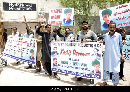 Hyderabad, Pakistan, 6. Juli 2023. Mitglieder von Panhwar Ittehad halten am Donnerstag, den 6. Juli 2023, im Presseclub Hyderabad eine Protestdemonstration für die Wiedererlangung von Kashif Panhwar ab. Stockfoto