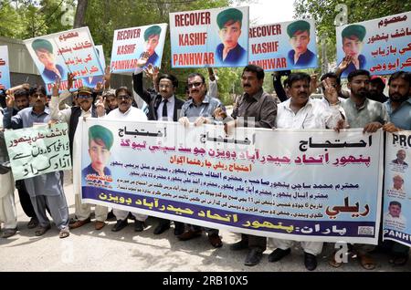 Hyderabad, Pakistan, 6. Juli 2023. Mitglieder von Panhwar Ittehad halten am Donnerstag, den 6. Juli 2023, im Presseclub Hyderabad eine Protestdemonstration für die Wiedererlangung von Kashif Panhwar ab. Stockfoto