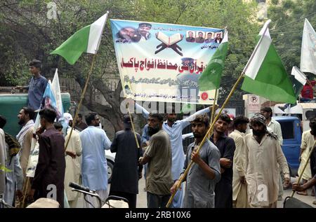 Hyderabad, Pakistan, 6. Juli 2023. Mitglieder der pakistanischen Zindabad-Bewegung (PZM) halten am Donnerstag, den 6. Juli 2023, im Presseclub Hyderabad eine Protestdemonstration gegen die Entweihung des Heiligen Korans in Schweden ab. Stockfoto