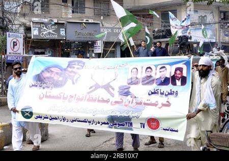 Hyderabad, Pakistan, 6. Juli 2023. Mitglieder der pakistanischen Zindabad-Bewegung (PZM) halten am Donnerstag, den 6. Juli 2023, im Presseclub Hyderabad eine Protestdemonstration gegen die Entweihung des Heiligen Korans in Schweden ab. Stockfoto