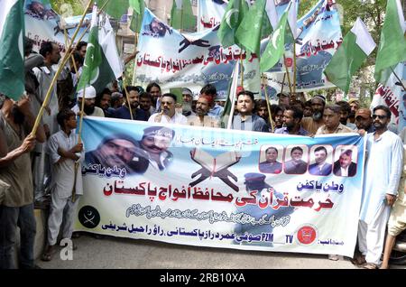 Hyderabad, Pakistan, 6. Juli 2023. Mitglieder der pakistanischen Zindabad-Bewegung (PZM) halten am Donnerstag, den 6. Juli 2023, im Presseclub Hyderabad eine Protestdemonstration gegen die Entweihung des Heiligen Korans in Schweden ab. Stockfoto