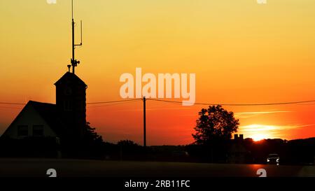 Haus bei Sonnenuntergang, Silhouette Stockfoto
