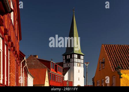 Kirche und Reihe von Häusern in Rønne, Insel Bornholm, Dänemark Stockfoto