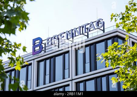 Essen, Nordrhein-Westfalen, Deutschland - Brenntag, Firmenlogo auf der Fassade des Brenntag-Hauptsitzes, ist das Unternehmen der Weltmarktführer im Vertrieb von Chemikalien und Inhaltsstoffen Stockfoto