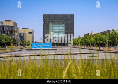 Essen, Nordrhein-Westfalen, Deutschland - ThyssenKrupp, Firmenlogo vor dem Hauptsitz. Thyssenkrupp AG ist ein Industriekonzern mit Schwerpunkt auf der Stahlverarbeitung und Deutschlands größtem Stahlproduzenten Stockfoto