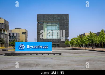 Essen, Nordrhein-Westfalen, Deutschland - ThyssenKrupp, Firmenlogo vor dem Hauptsitz. Thyssenkrupp AG ist ein Industriekonzern mit Schwerpunkt auf der Stahlverarbeitung und Deutschlands größtem Stahlproduzenten Stockfoto