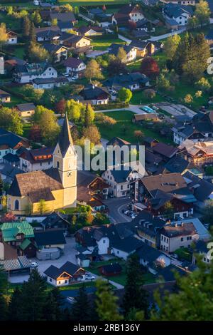 Bad Mitterndorf, Dorf und Kirche Bad Mitterndorf im Ausseerland-Salzkammergut, Steiermark, Österreich Stockfoto