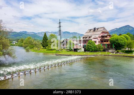 Bad Goisern am Hallstättersee, Holzrechen am Auslass des Hallstättersees in Steeg, Restaurant Steegwirt in Salzkammergut, Oberösterreich, Österreich Stockfoto