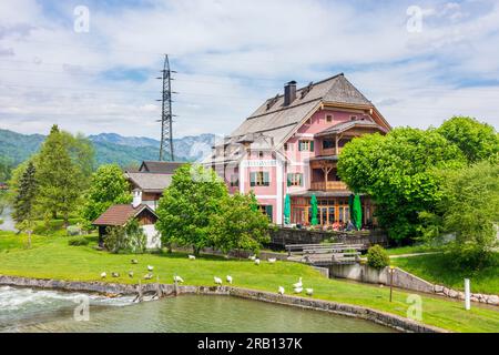 Bad Goisern am Hallstättersee, Holzrechen am Auslass des Hallstättersees in Steeg, Restaurant Steegwirt in Salzkammergut, Oberösterreich, Österreich Stockfoto