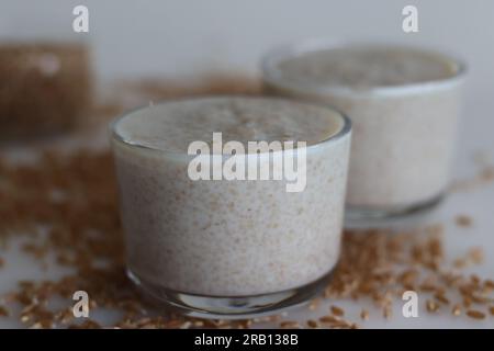 Khapli-Weizenbrei. Gesunder Haferbrei aus gebrochenem Emerweizen, in Milch gekocht. Eine Version von Haferbrei mit den ältesten Weizensorten Indiens. Schuss Stockfoto