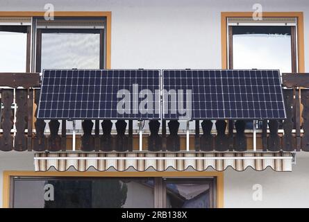 Ein Balkonkraftwerk ist auch für ältere Häuser geeignet. Solarmodule zur Stromerzeugung auf einem Balkon Stockfoto