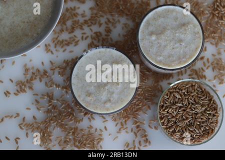 Khapli-Weizenbrei. Gesunder Haferbrei aus gebrochenem Emerweizen, in Milch gekocht. Eine Version von Haferbrei mit den ältesten Weizensorten Indiens. Schuss Stockfoto