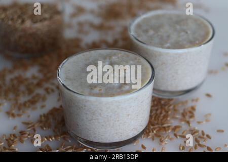 Khapli-Weizenbrei. Gesunder Haferbrei aus gebrochenem Emerweizen, in Milch gekocht. Eine Version von Haferbrei mit den ältesten Weizensorten Indiens. Schuss Stockfoto