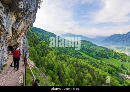 Bad Goisern am Hallstättersee, Felswand Ewige Wand, Blick auf Bad Goisern und Berg Dachstein (Rückseite) in Salzkammergut, Oberösterreich, Österreich Stockfoto