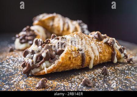 Gefüllte Cannoli. Isoliert, aus der Nähe. Stockfoto