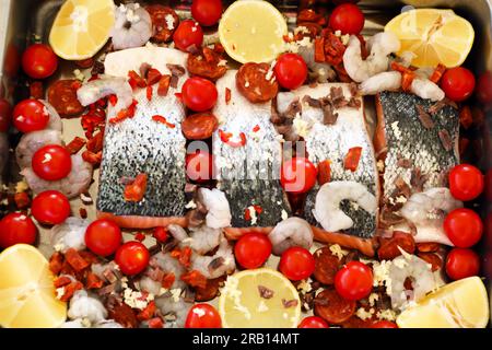 Das Lachs-Tablett wird fertig in den Ofen gebacken Stockfoto