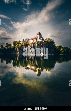 Eine wunderschöne Kirche mit rotem Dach auf einem Felsen über einem See, Reflexion der Bergkirche, Beucha im See, Sachsen, Deutschland Stockfoto