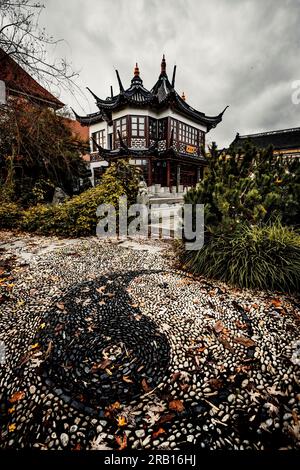 China in Hamburg, chinesischer Garten, Park mit Gebäuden und Ying Yang Schild YU GARTENRESTAURANT, chinesisches Teehaus Stockfoto