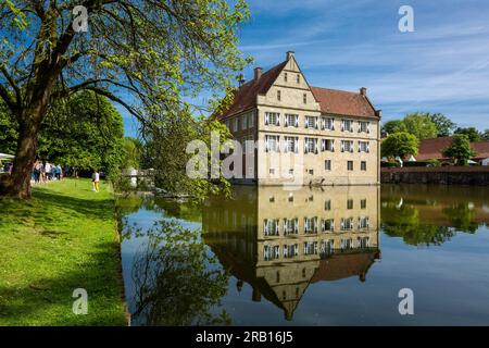 Deutschland, Havixbeck, Baumberge, Muensterland, Westfalen, Nordrhein-Westfalen, Schloss Huelshoff, bebautes Schloss, Renaissance, Haupthaus, Burgteich, Gräber, Geburtsort und Elternhaus der Dichterin Annette von Droste-Huelshoff Stockfoto