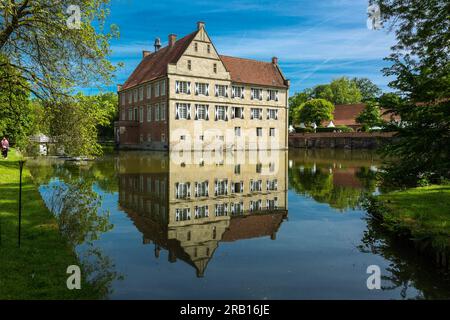 Deutschland, Havixbeck, Baumberge, Muensterland, Westfalen, Nordrhein-Westfalen, Schloss Huelshoff, bebautes Schloss, Renaissance, Haupthaus, Burgteich, Gräber, Geburtsort und Elternhaus der Dichterin Annette von Droste-Huelshoff Stockfoto