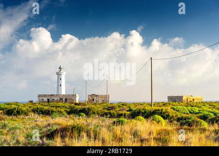 Leuchtturm in der Wintersaison, Europa, Italien, Sizilien, Capo Murro di Porco, Siracusa-Viertel Stockfoto