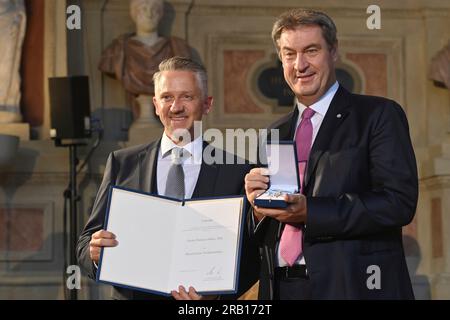 Thomas Huber (Vorsitzender des bayerischen Wasserrettungsdienstes und Vorsitzender des Aufsichtsrats des Kolping Educational Institute in Bayern), Markus SOEDER (bayerischer Ministerpräsident und Vorsitzender der CSU). Verleihung des bayerischen Verdienstordens in der Antiquitätenbuchhandlung der Residenz in München am 5. Juli 2023 Stockfoto