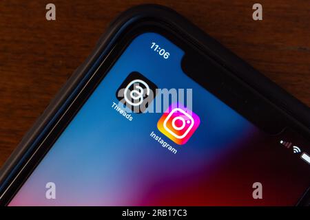 Threads App und Instagram Symbole auf einem iPhone-Bildschirm. Threads ist eine Online-SNS-App, die dem US-Unternehmen Meta Platforms Inc. Gehört Sie wurde am 5. Juli eingeführt Stockfoto