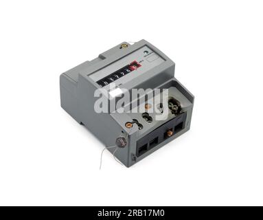 Beschädigter Stromzähler. Geschmolzener Anschluss. Nahaufnahme. Isoliert auf weißem Hintergrund. Stockfoto
