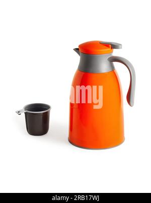 Thermoskanne und Plastikbecher. Orangefarbene Thermoskanne mit Griff. Nahaufnahme. Isoliert auf weißem Hintergrund. Stockfoto