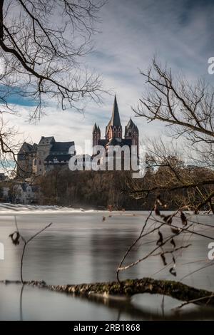 Blick über den Fluss Lahn bis zur Kathedrale von Limburg, wunderschöne Landschaft, die am Morgen bei Sonnenaufgang aufgenommen wurde Stockfoto