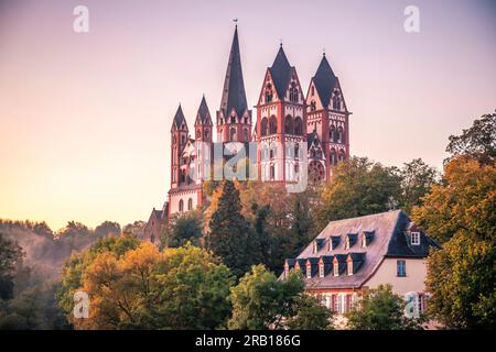 Blick über den Fluss Lahn bis zur Kathedrale von Limburg, wunderschöne Landschaft, die am Morgen bei Sonnenaufgang aufgenommen wurde Stockfoto