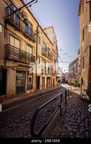 Enge Straßen und alte Häuser in der Altstadt von Alfama, Stadtleben in einer Stadt mit historischen Gebäuden und viel Kultur. Lissabon, Portugal Stockfoto