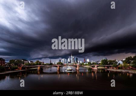 Gewitterzelle über Frankfurt am Main, aufgenommen an der Flösserbrücke am Main, die Gewitterwolke befindet sich direkt über der Skyline Hessen, Deutschland Stockfoto