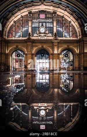 Reflexion in einer Pfütze. Straßen und ihre alten historischen Gebäude im Bahnhofsviertel, Frankfurt am Main, Stadtmitte, Hessen, Deutschland Stockfoto