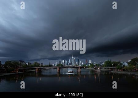 Gewitterzelle über Frankfurt am Main, aufgenommen an der Flösserbrücke am Main, die Gewitterwolke befindet sich direkt über der Skyline Hessen, Deutschland Stockfoto