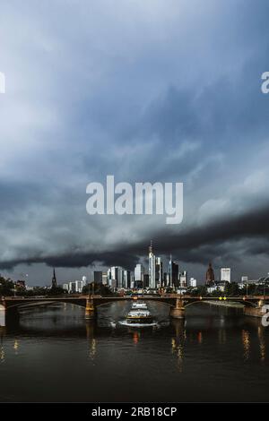 Gewitterzelle über Frankfurt am Main, aufgenommen an der Flösserbrücke am Main, die Gewitterwolke befindet sich direkt über der Skyline Hessen, Deutschland Stockfoto