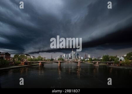 Gewitterzelle über Frankfurt am Main, aufgenommen an der Flösserbrücke am Main, die Gewitterwolke befindet sich direkt über der Skyline Hessen, Deutschland Stockfoto