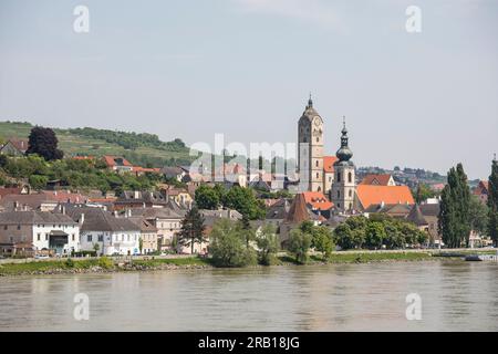 Blick über die Donau bis zum Dorf Stein an der Donau mit Frauenberg-Kirche und Pfarrkirche St. Nicholas, Krems an der Donau, Wachau, Niederösterreich, Österreich, Europa Stockfoto