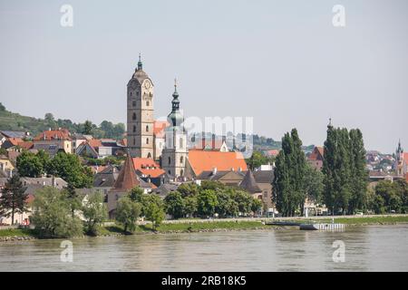 Blick über die Donau bis zum Dorf Stein an der Donau mit Frauenberg-Kirche und Pfarrkirche St. Nicholas, Krems an der Donau, Wachau, Niederösterreich, Österreich, Europa Stockfoto