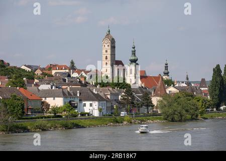 Blick über die Donau bis zum Dorf Stein an der Donau mit Frauenberg-Kirche und Pfarrkirche St. Nicholas, Krems an der Donau, Wachau, Niederösterreich, Österreich, Europa Stockfoto