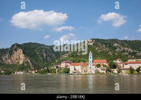Blick über die Donau auf das Dorf und die Ruinen von Dürnstein, auf der linken Seite Nasenwand, Wachau, UNESCO-Weltkulturerbe, Niederösterreich, Österreich, Europa Stockfoto