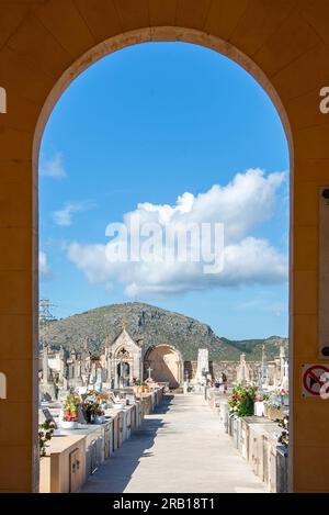 Tor zum Friedhof in Alcudia, Mallorca Stockfoto