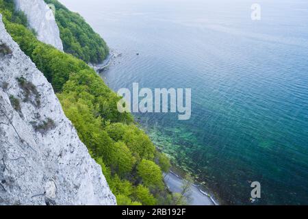 Kreidefelsen und Frühlingsbuchenwald am Königsstuhl, Meerblick, Jasmund Nationalpark, Insel Rügen, Deutschland, Mecklenburg-Vorpommern Stockfoto