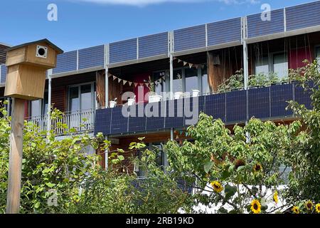 Haare, Deutschland. 06. Juli 2023. Apartments mit Balkon, Kraftwerk und Photovoltaik-System, Solarpaneele sind an den Balkongeländern der Apartments montiert. Solarzellen, Solarmodule, Solarstrom, Solarenergie? Kredit: dpa/Alamy Live News Stockfoto