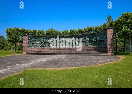 Essen, Nordrhein-Westfalen, Deutschland - Schmelztiegel vor dem Hauptsitz der ThyssenKrupp-Gruppe, monumentale Relief von Artur Hoffmann. Das Tiegelgussdenkmal steht im Krupp-Gürtel an der Altendorfer Straße im Essener Westviertel und erinnert an die Stahlgussproduktion im ehemaligen Krupp-Stahlgusswerk. Stockfoto