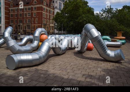London, Großbritannien. 6. Juli 2023 "Slackwater" von Holly Hendry, eine neue Kunstinstallation auf der Tempelstation. Stockfoto