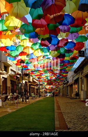 Farbenfrohe Sonnenschirme in der Agueda Street, Portugal Stockfoto